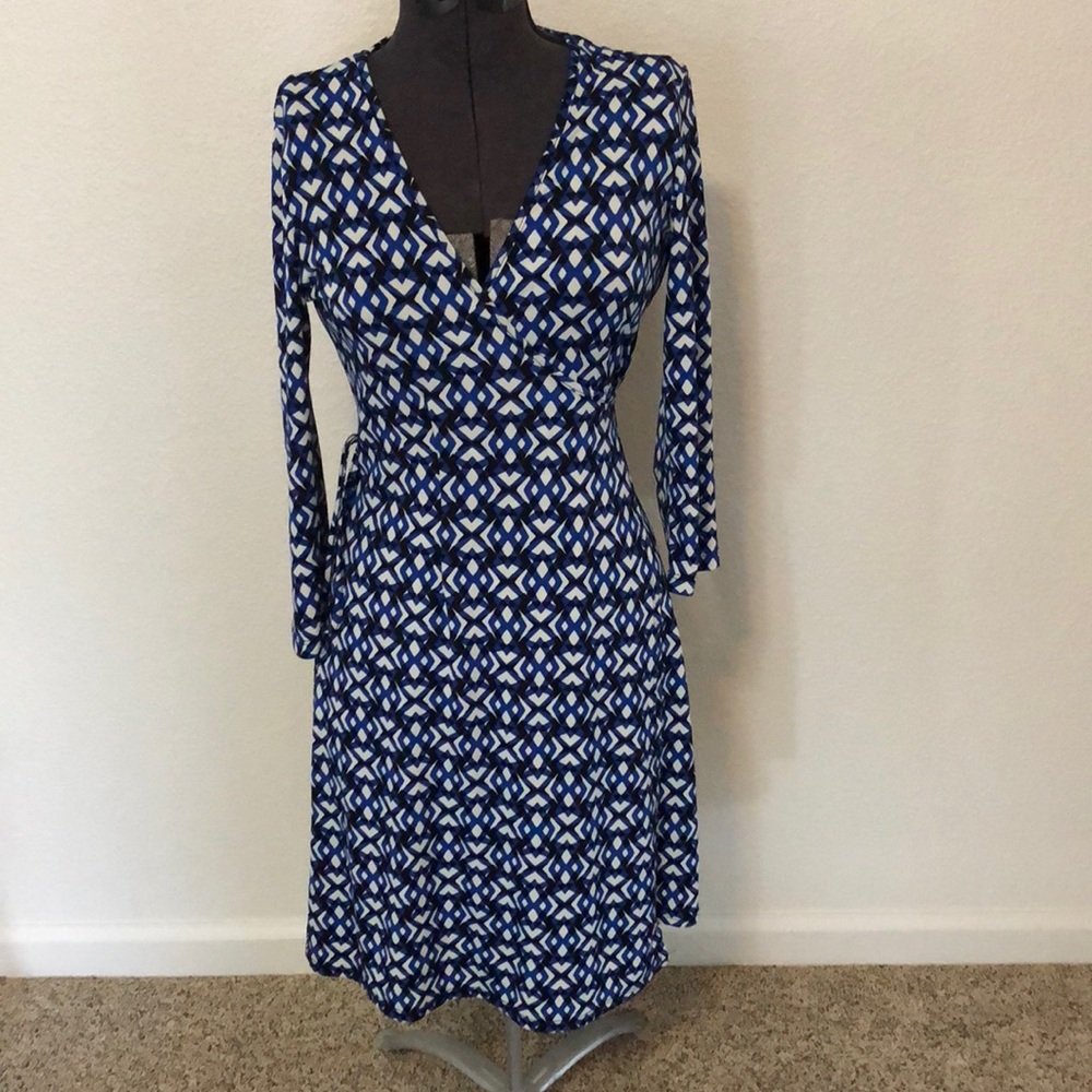 Blue/black/white Geometric print wrap dress.